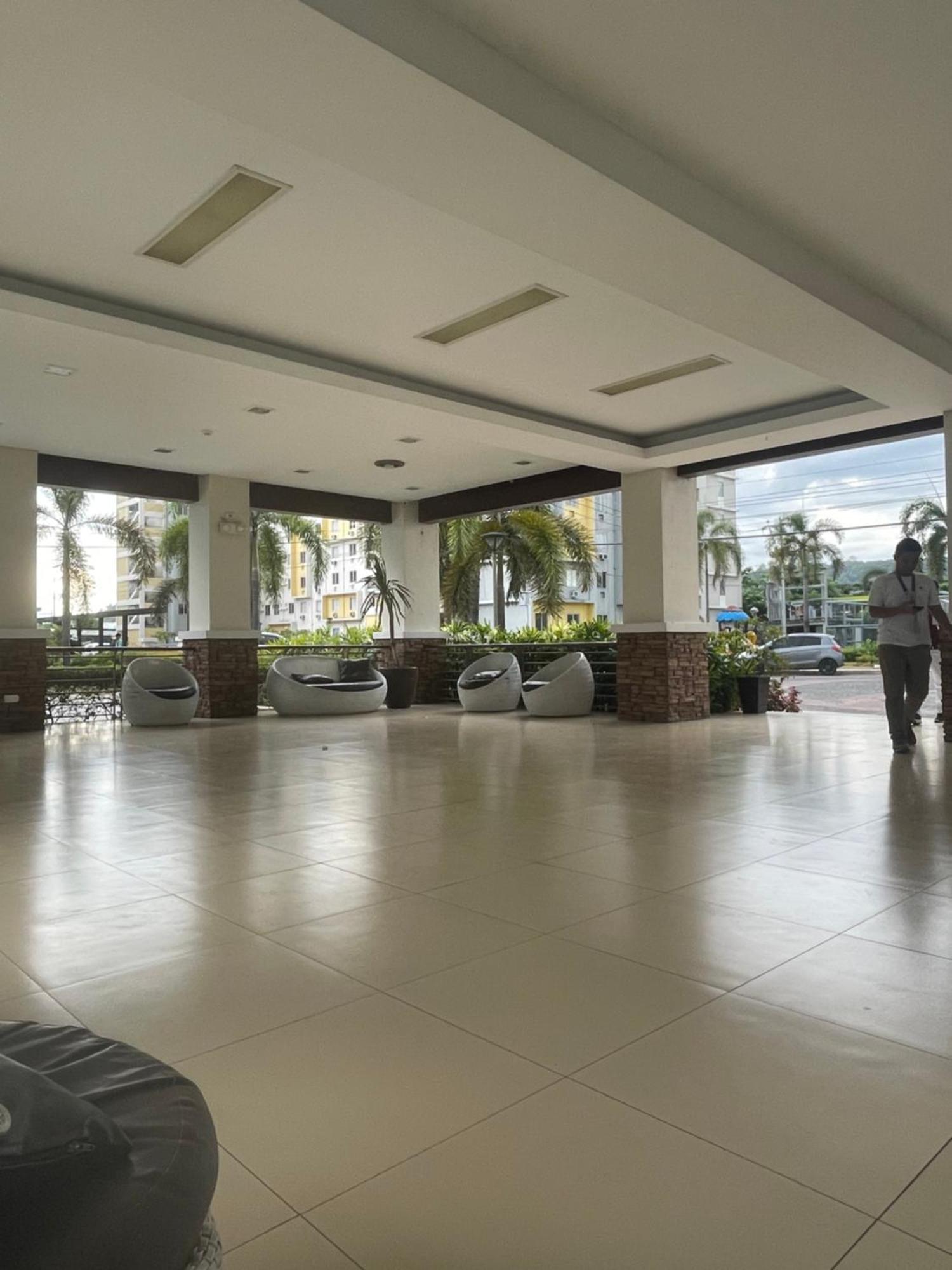8 Spatial Condominium Davao Stadt Exterior foto